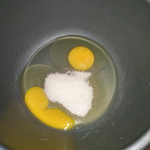 Kocok telur dan gula pasir.