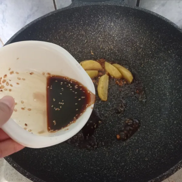 Tambahkan campuran saus , kemudian didihkan. Tutup pan, dan kecilkan api. masak hingga kentang hampir matang (jangan sampai lembek).