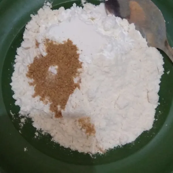 Siapkan semua bahan tepung pelapis.