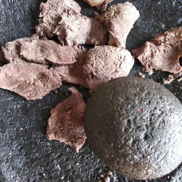 Tokok atau geprek daging.