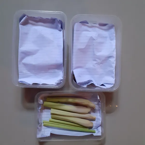 Sebelum ditutup, berikan selembar kertas lagi. Sehingga air yang mengembun di tutup food container tidak menetes ke rempah. (Langkah ini optional saja) Tutup rapat dan simpan di kulkas bagian bawah.