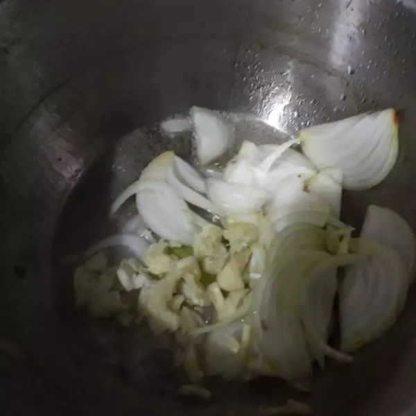Panaskan minyak dalam wajan. Tumis bawang bombay dan bawang putih. Beri gochugaru, dan kecap asin. Tumis hingga harum.