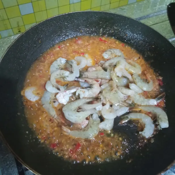 Masukkan udang, aduk rata hingga udang berubah warna, tambahkan sedikit air jika perlu agar bumbu tidak kering.