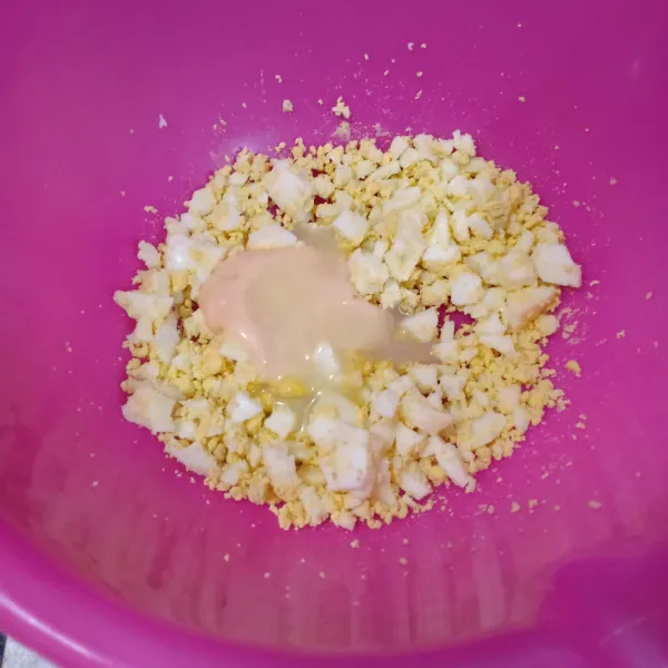 Hancurkan telur yang telah direbus, campur dengan krimer atau kental manis dan mayonaise