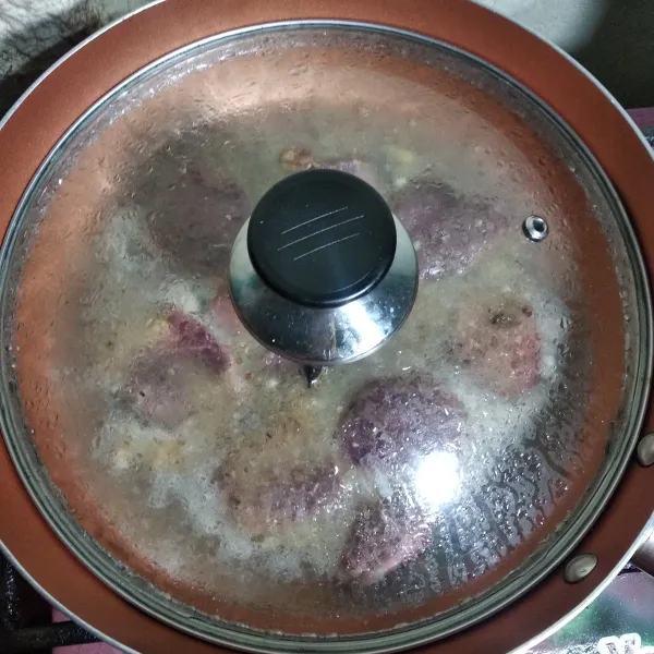 Giling bawang putih, jahe, ketumbar dan cengkeh. Campur semua bahan dan masak lebih kurang 15 menit.