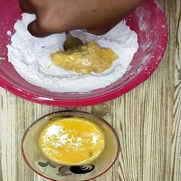 Celupkan ayam dalam kocokan telur, naluri tepung secara merata sambil ditekan-tekan. Ulangi 2x. Lakukan hingga ayam habis.