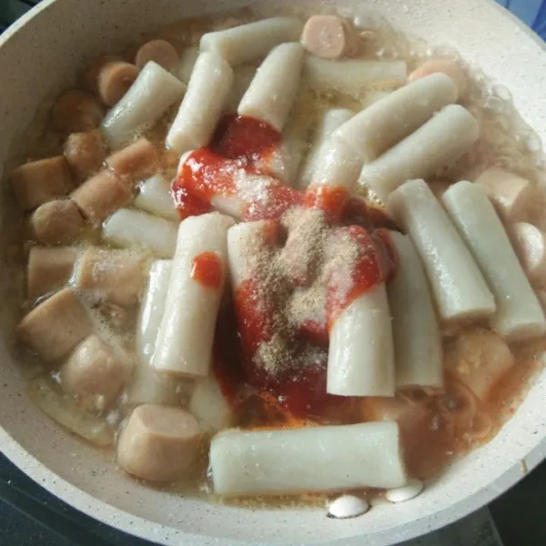 Tambahkan air, garam, gula pasir, kaldu jamur, merica bubuk, dan saus botolan.