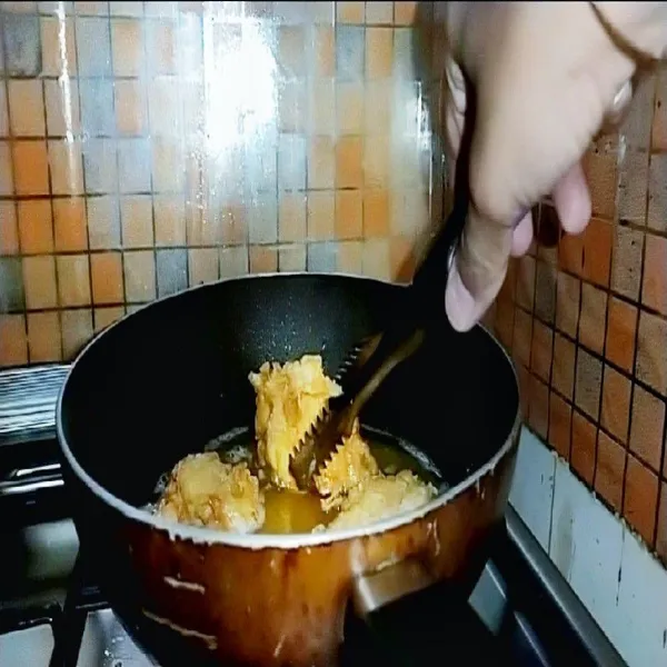 Goreng ayam dalam minyak panas (deep frying) dengan api sedang hingga kecoklatan. Sisihkan.