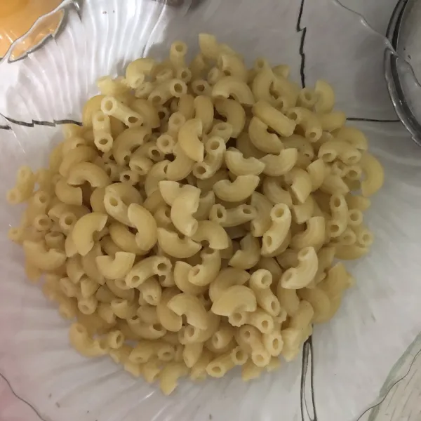 Rebus macaroni selama 8 menit, potong-potong smoked beef.