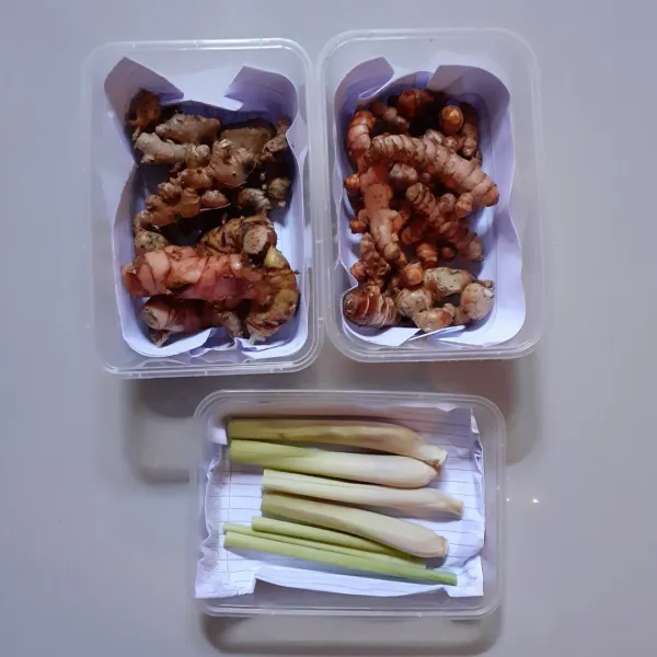 Tata lengkuas, jahe, kunyit, kencur dan serai ke dalam food container.