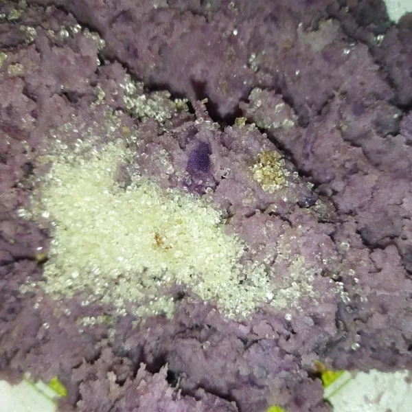 Kukus ubi ungu hingga matang lalu haluskan ubinya selagi panas. Masukkkan gula pasir kemudian aduk rata.