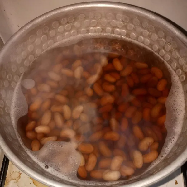Rendam kacang merah selama 4 jam lalu rebus hingga setengah empuk.