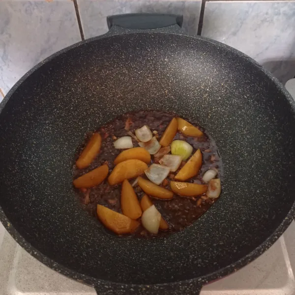 Masukkan bawang bombay, dan terus didihkan sampai sausnya berkurang dan sedikit mengental. Masukkan minyak wijen. Koreksi rasanya dan jika sudah pas, matikan api lalu taburi sisa biji wijen.