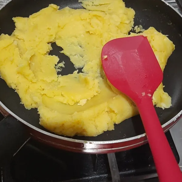 Masukkan tepung terigu ke dalam air margarin aduk hingga rata. Nyalakan api kecil masak 2 menit, aduk adonan hingga benar-benar kalis lalu matikan api.