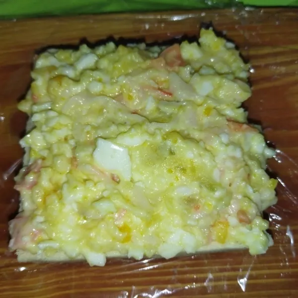 Tata salad telur secukupnya diatas roti, lalu ratakan.