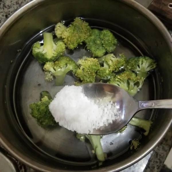 rendam brokoli. tambahkan garam