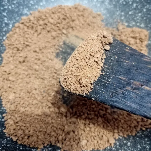 Aduk sampai bener-benar kering lalu dinginkan.