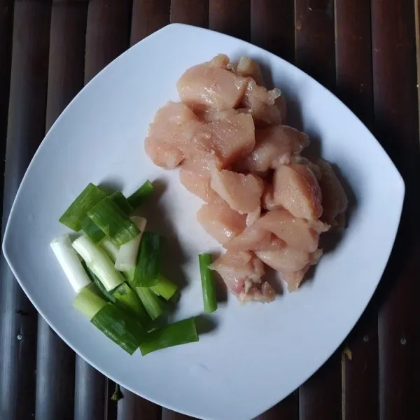 Potong daun bawang seukuran 2 ruas jari. Untuk daging ayam, potong dadu sesuai selera atau ukuran lebar sama dengan daun bawang. Marinasi daging ayam dengan garam dan merica.