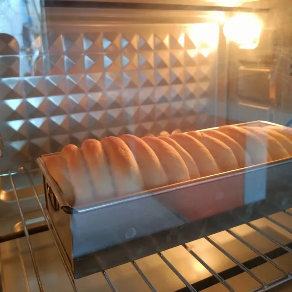 Panggang roti 180°C dengan api bawah 30 menit dan api atas 10 menit. Angkat, oles permukaan dengan butter dan sajikan.