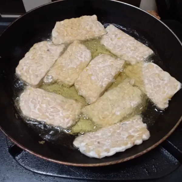 tempe bisa langsung di potong dan di goreng atau di olah sesuai selera