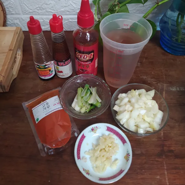 Siapkan air rebusan ikan, irisan daun bawang, bawang bombay, dan bawang putih cincang.