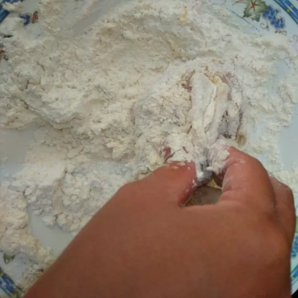 Gulingkan potongan ayam dalam tepung pelapis, remas sambil dicubit-cubit supaya tepung kelihatan keriting.