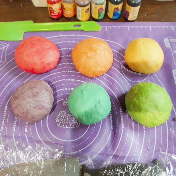 Bagi adonan menjadi 6, beri masing-masing pewarna makanan, uleni hingga warnanya merata.