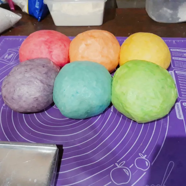 Bulatkan adonan, tutup dengan plastik wrap, diamkan 1 jam hingga mengembang.