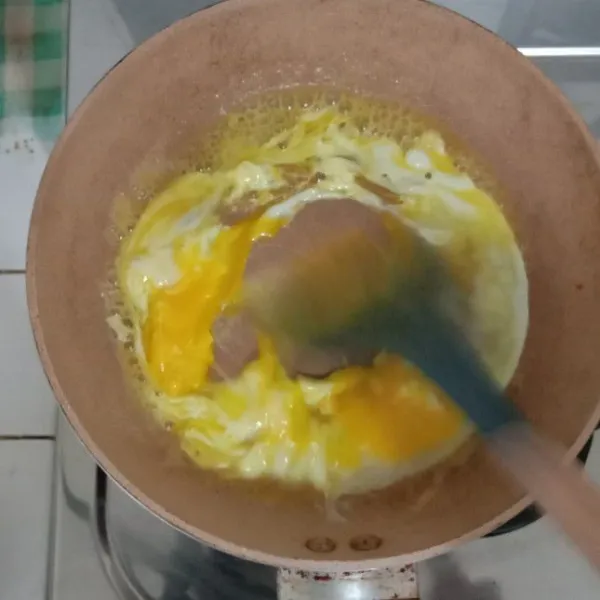Lelehan margarin lalu masukkan telur, orak-arik telur.
