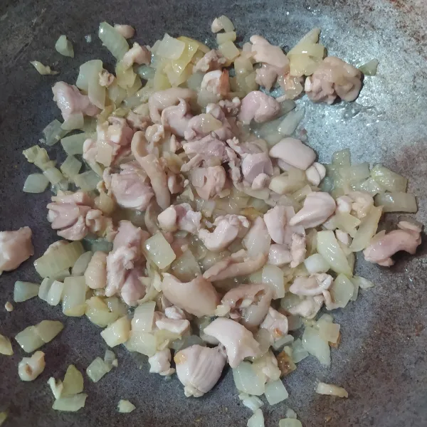 Tumis bawang bombay sampai layu, lalu masukkan bawang putih cincang. Setelah harum, masukkan daging ayam, masak hingga berubah warna.
