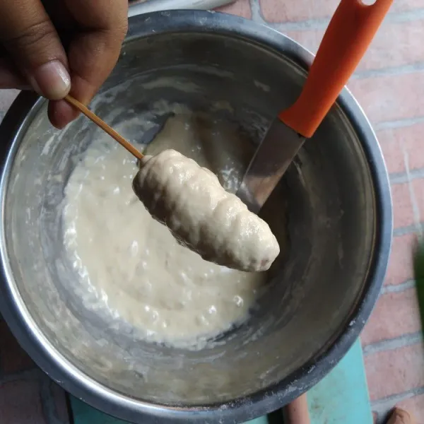 Balut sosis dengan adonan hingga tertutup rata