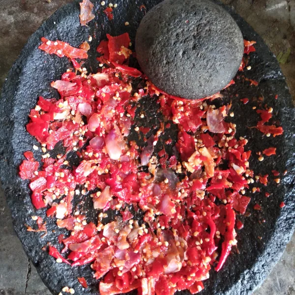 Giling kasar semua bahan lado.