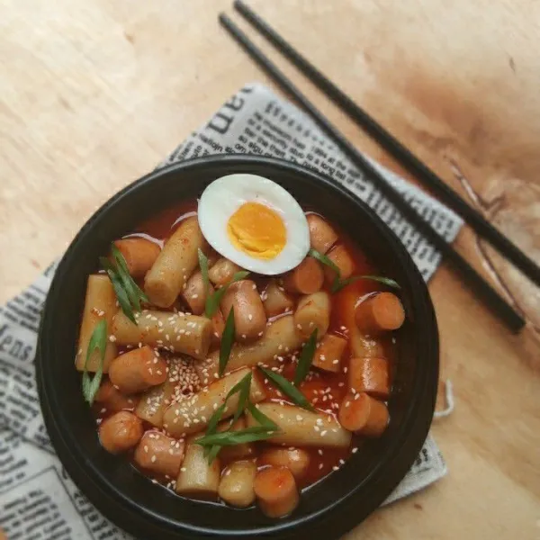 Setelah matang dan bumbu meresap. Tuang ke atas piring, tambahkan pelengkap seperti telur rebus agar lebih nikmat dan taburi wijen yang telah disangrai, serta irisan daun bawang.