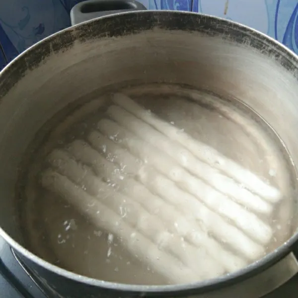 Setelah semua adonan terbentuk, rebus kue beras hingga matang dan empuk. Tiriskan dan potong-potong, lalu sisihkan.