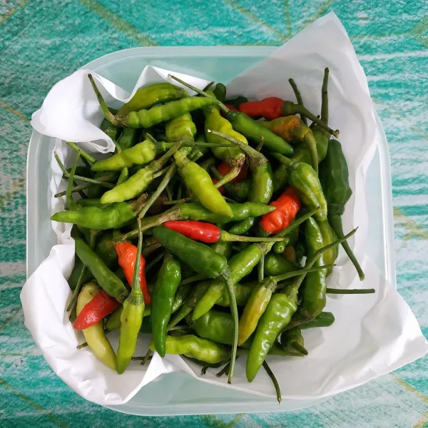 Masukkan cabe kedalam wadah.