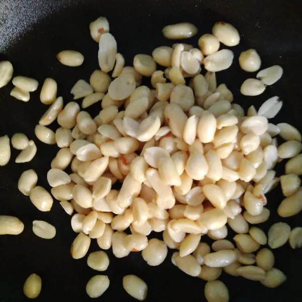 Sangrai kacang tanah hingga matang, blender.