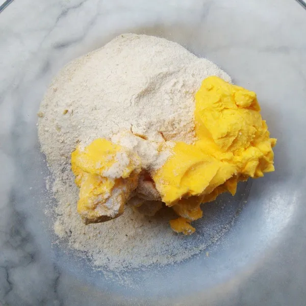 Kocok margarin, garam dan gula halus selama 30 detik dengan mixer.