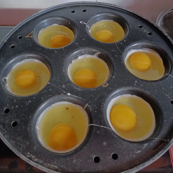 Siapkan snack maker, cetak telur kemudian tutup biarkan matang. Angkat dan sisihkan.