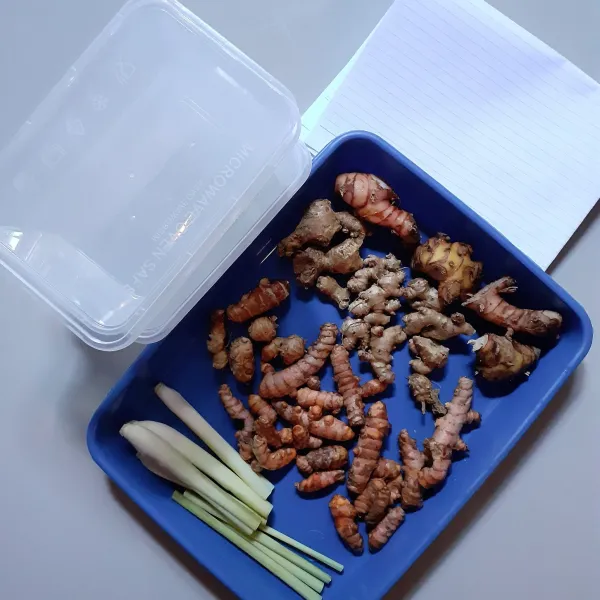 Siapkan food container dan kertas.