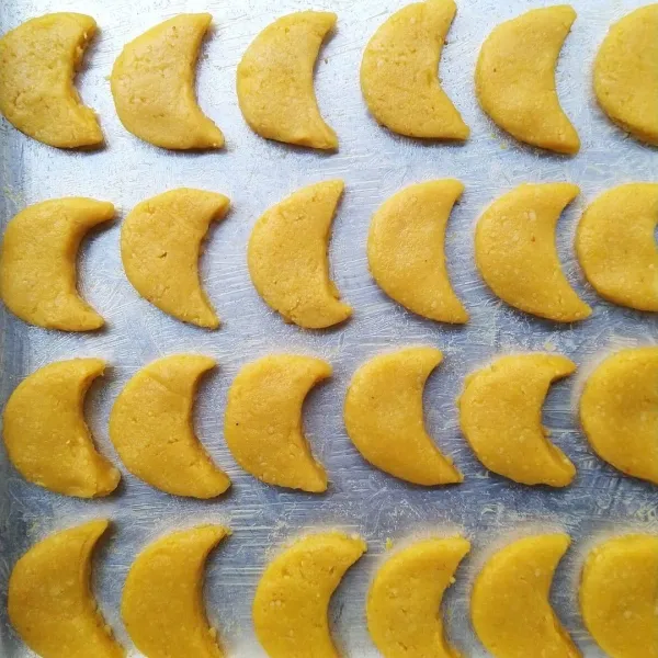 Oleskan loyang dengan margarin hingga rata, pindahkan adonan yang sudah dicetak ke dalamnya.