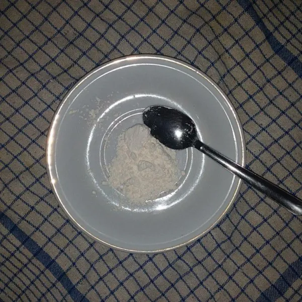 Tuang tepung terigu dalam mangkok