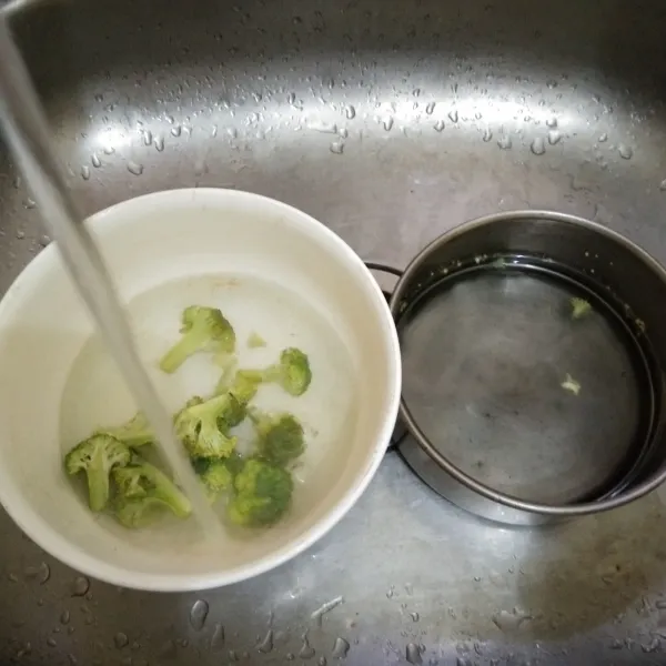 cuci brokoli dalam air mengalir, tiriskan