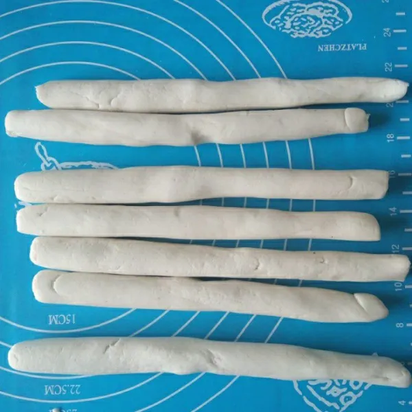 Setelah adonan jadi, bentuk adonan seperti memanjang seperti sosis.