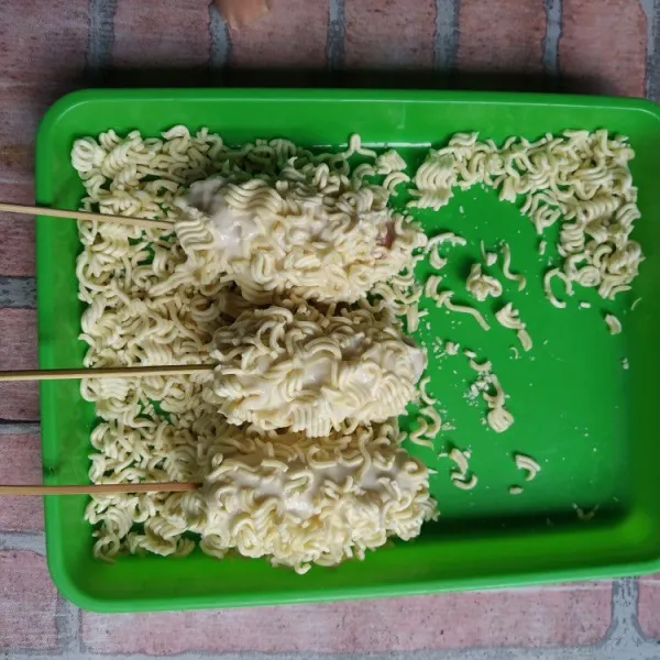 Baluri dengan mie yang sudah dihancurkan hingga seluruh permukaan tertutupi sempurna