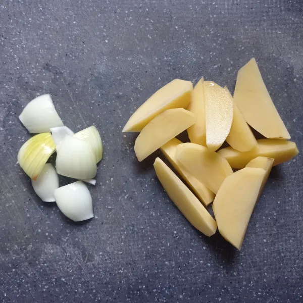 Kupas lalu potong kentang dan bawang bombay menjadi potongan agak besar.