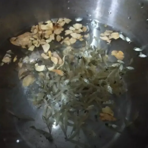 Buat kaldu dengan didihkan air. Masukkan ikan teri dan bawang putih yang telah digoreng. Masak selama 5 menit. Angkat teri dan bawang. Saring dan sisihkan.