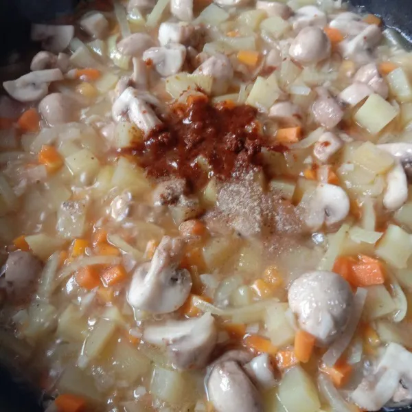masukkan  jamur, wortel dan kentang tambahkan air masak hingga kentang dan wortel lunak lalu tambahkan bumbu kari , gula dan garam.