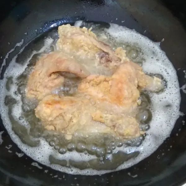 Goreng ayam dengan minyak panas sampai berwarna kuning kecoklatan. Angkat, tiriskan. Sajikan.