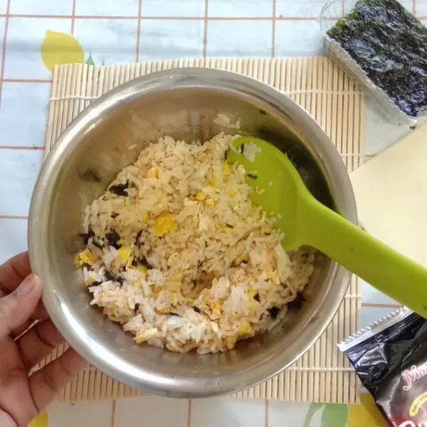 Pindahkan kedalam mangkuk. Aduk sambil sedikit ditekan agar nasi lebih mudah dibulatkan tapi jangan terlalu lembut.