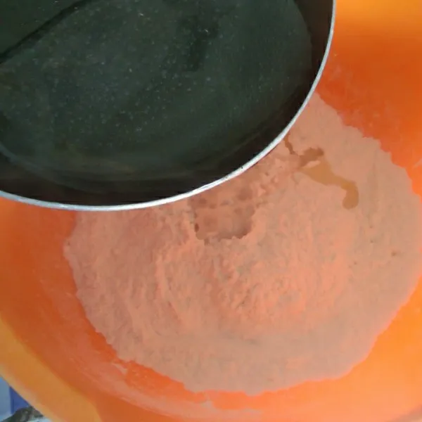 Tambahkan air panas kemudian uleni hingga adonan dapat dibentuk.